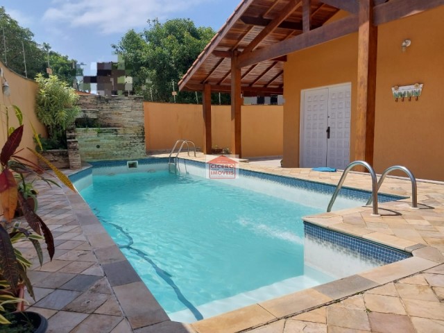 CASA COM PISCINA LADO PRAIA